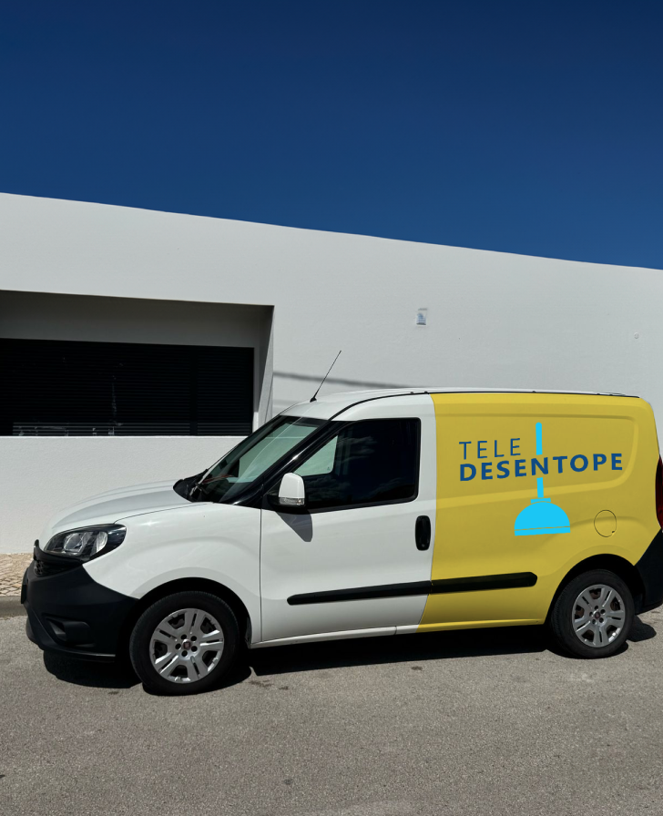 Serviço de desentupimento de esgotos TeleDesentope carrinha